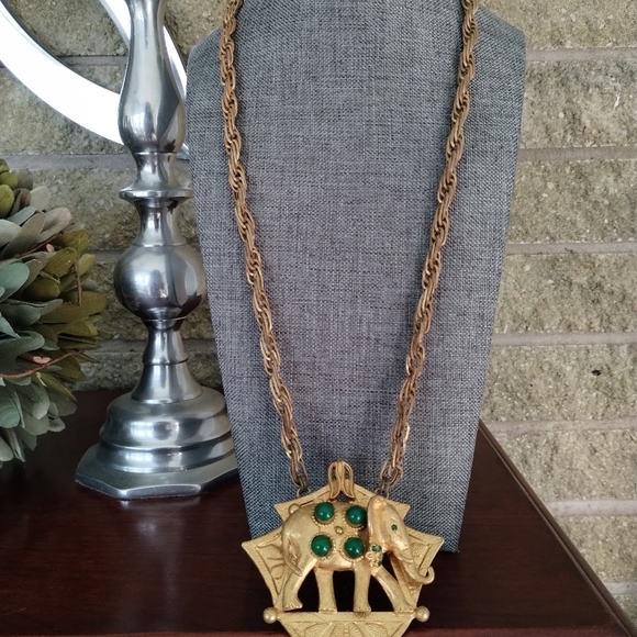 Vintage Art Deco Style Elephant Cabochon Jeweled Necklace - Picture 13 of 13